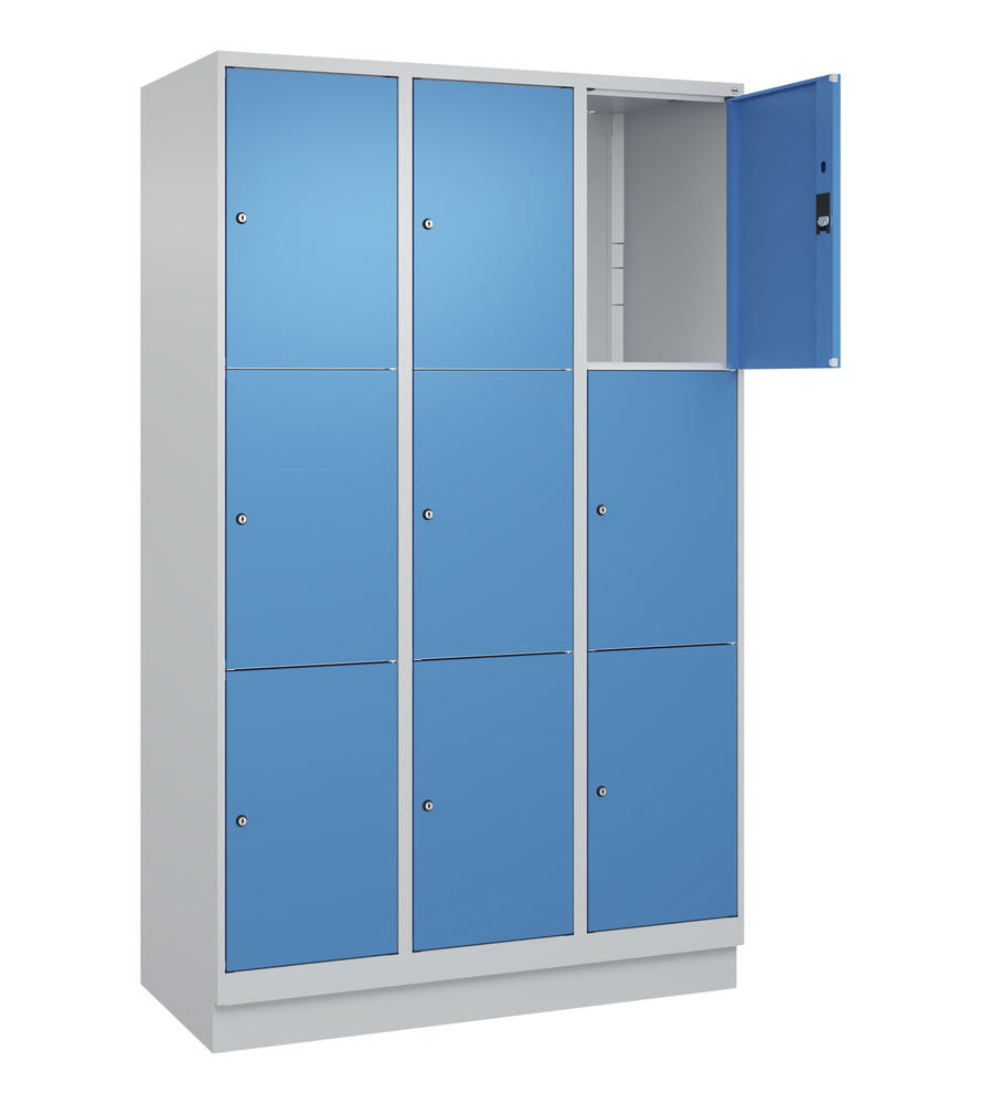 Schließfachschrank CLASSIC PLUS, mit Sockel | Lichtblau RAL 5012 | mit Sockel | Lichtgrau RAL 7035 | 400 | 3 | 9