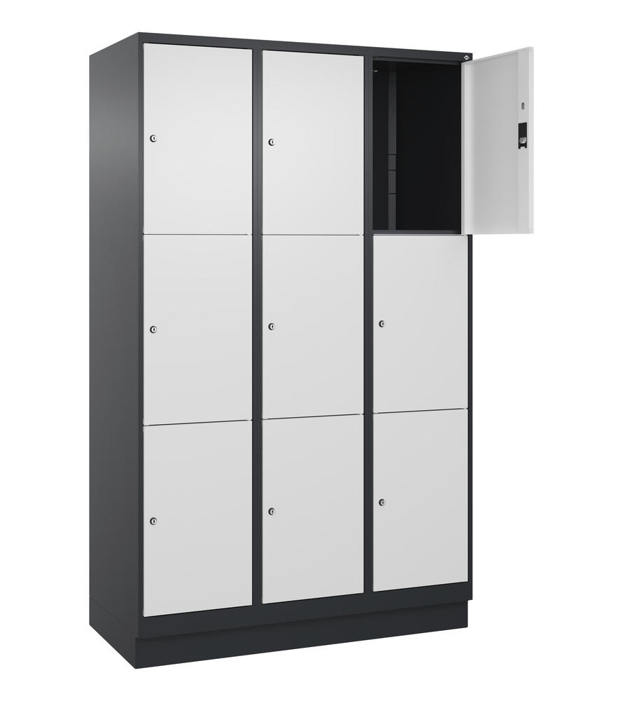 Schließfachschrank CLASSIC PLUS, mit Sockel | Verkehrsweiß RAL 9016 | mit Sockel | Schwarzgrau RAL 7021 | 400 | 3 | 9