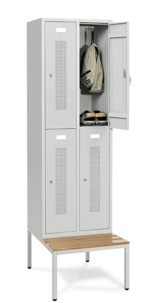 Doppelstöckiger Spind SYSTEM SP1 mit Sitzbank | Lichtgrau RAL 7035 | mit untergebauter Sitzbank, Holzleisten | Zylinderschloss