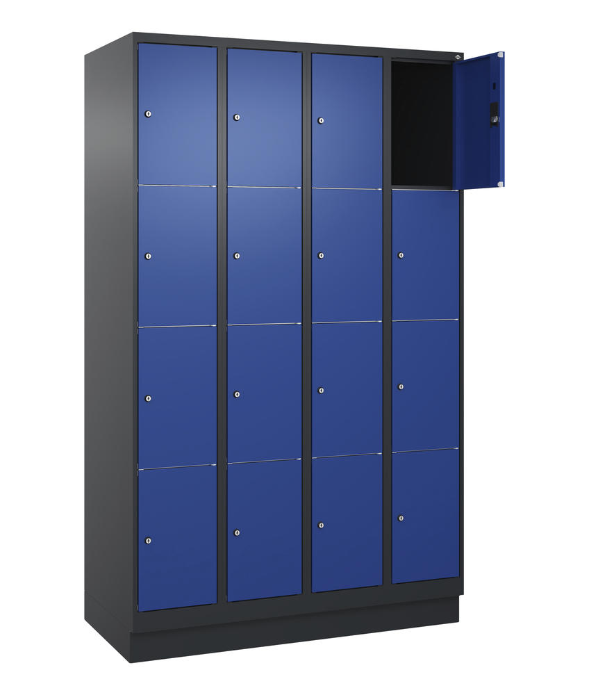Schließfachschrank CLASSIC PLUS, mit Sockel | Enzianblau RAL 5010 | mit Sockel | Schwarzgrau RAL 7021 | 300 | 4 | 16