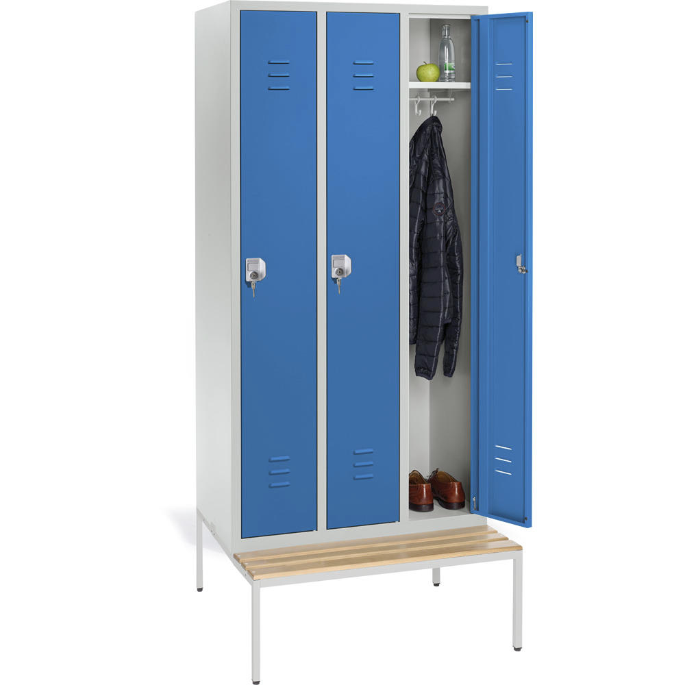 Garderoben-Stahlspind SYSTEM SP2 mit Sitzbank | Himmelblau RAL 5015 | mit untergebauter Sitzbank, Holzleisten | 300 | Zylinderschloss