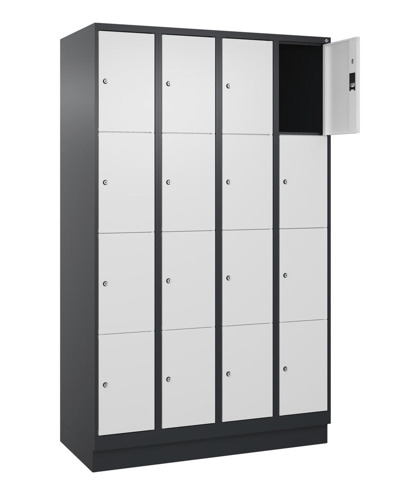 Schließfachschrank CLASSIC PLUS, mit Sockel | Verkehrsweiß RAL 9016 | mit Sockel | Schwarzgrau RAL 7021 | 300 | 4 | 16