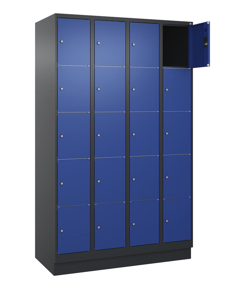 Schließfachschrank CLASSIC PLUS, mit Sockel | Enzianblau RAL 5010 | mit Sockel | Schwarzgrau RAL 7021 | 300 | 4 | 20
