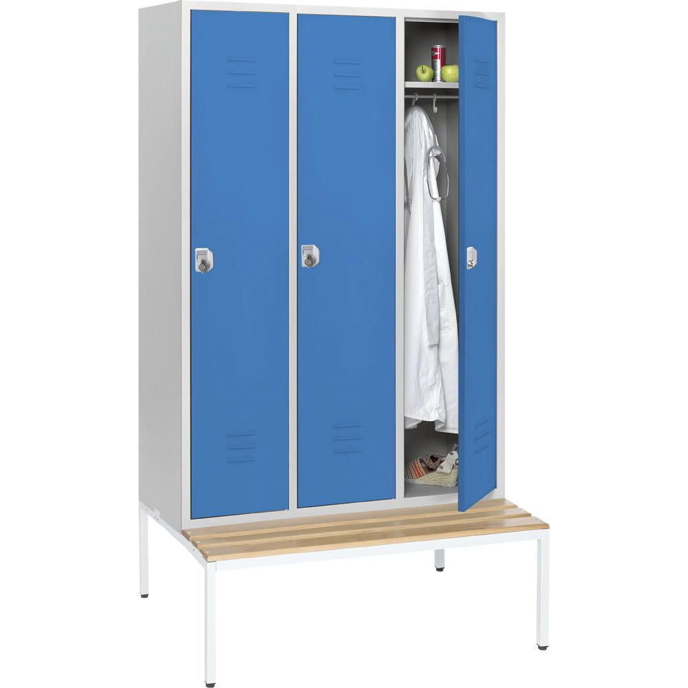Garderoben-Stahlspind SYSTEM SP2 mit Sitzbank | Himmelblau RAL 5015 | mit untergebauter Sitzbank, Holzleisten | 400 | Drehriegelverschluss