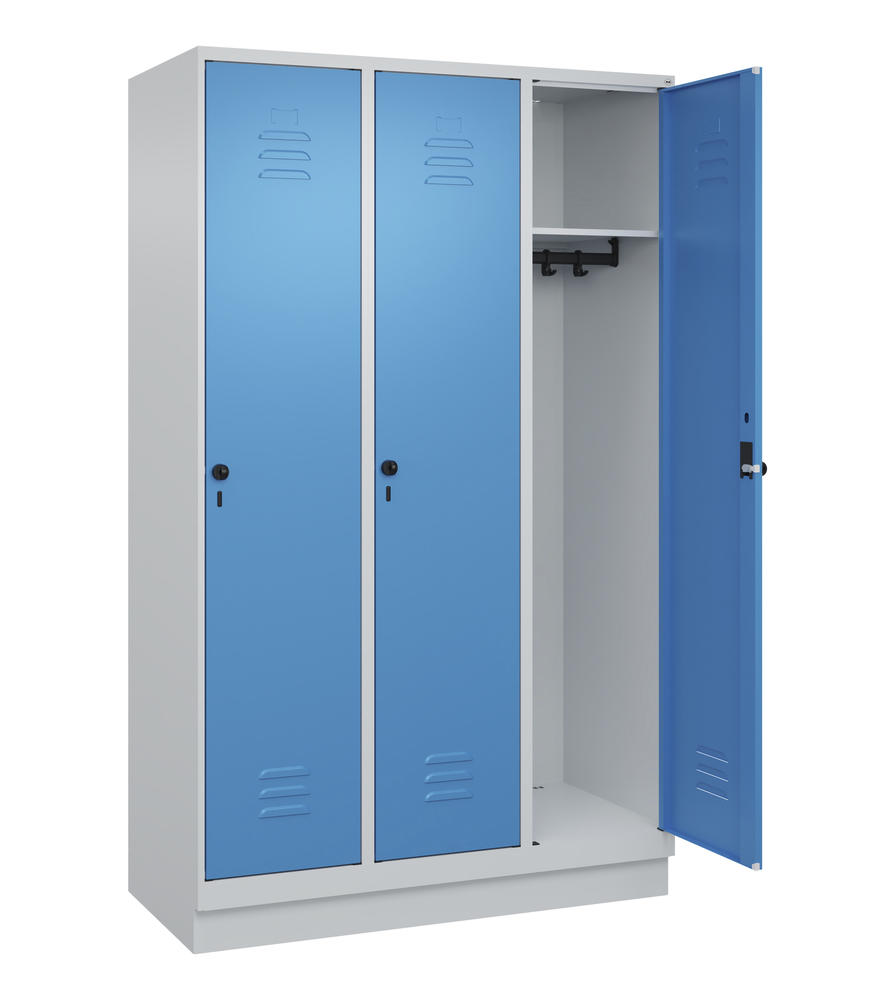 Garderoben-Stahlspind CLASSIC PLUS, mit Sockel | Lichtblau RAL 5012 | mit Sockel | Lichtgrau RAL 7035 | 400 | 3