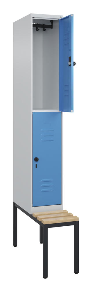 Doppelstöckiger Spind CLASSIC PLUS, mit Sitzbank | Lichtblau RAL 5012 | mit untergebauter Sitzbank, Holzleisten | Lichtgrau RAL 7035 | 300 | 1