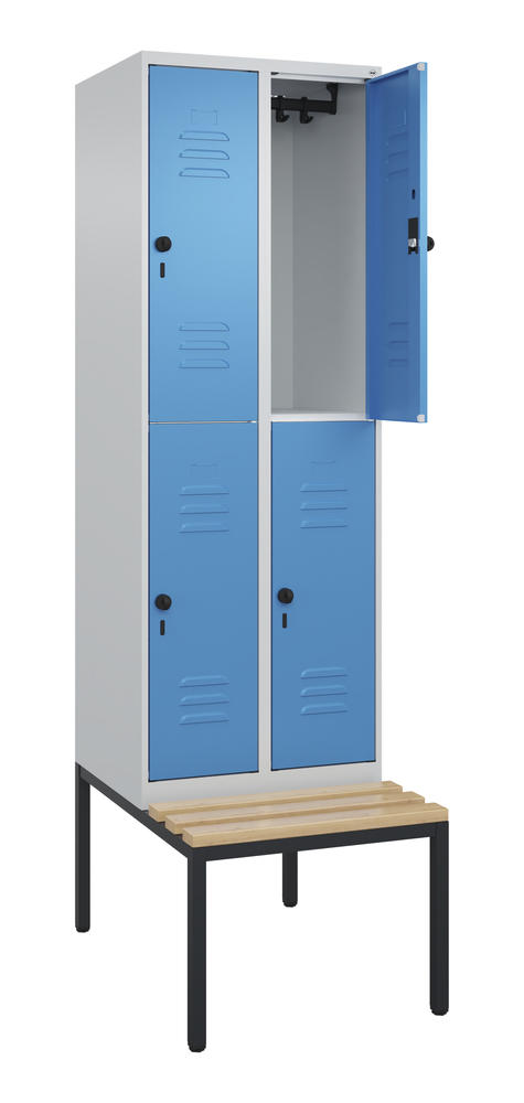 Doppelstöckiger Spind CLASSIC PLUS, mit Sitzbank | Lichtblau RAL 5012 | mit untergebauter Sitzbank, Holzleisten | Lichtgrau RAL 7035 | 300 | 2