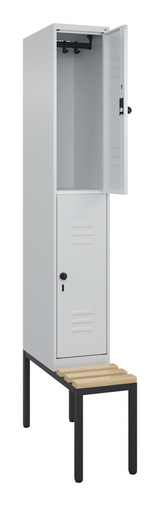Doppelstöckiger Spind CLASSIC PLUS, mit Sitzbank | Lichtgrau RAL 7035 | mit untergebauter Sitzbank, Holzleisten | Lichtgrau RAL 7035 | 300 | 1