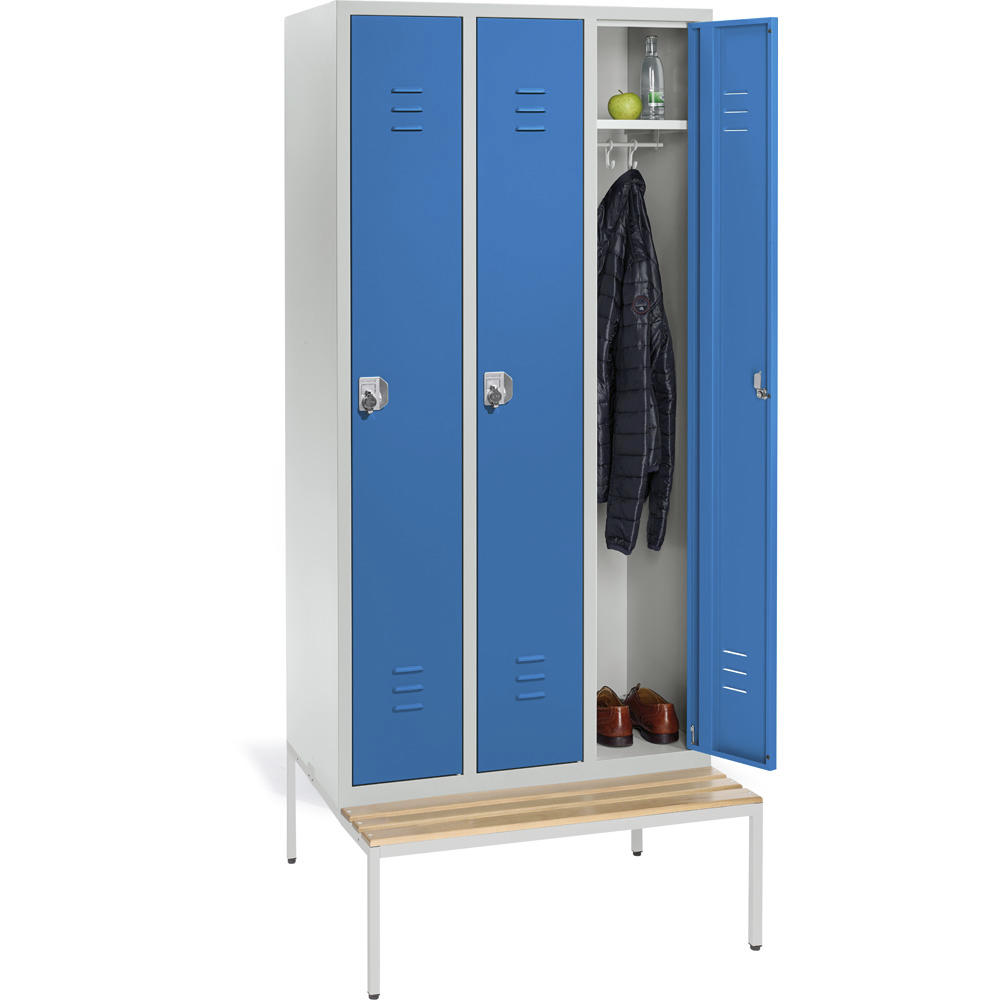 Garderoben-Stahlspind SYSTEM SP2 mit Sitzbank | Himmelblau RAL 5015 | mit untergebauter Sitzbank, Holzleisten | 300 | Drehriegelverschluss