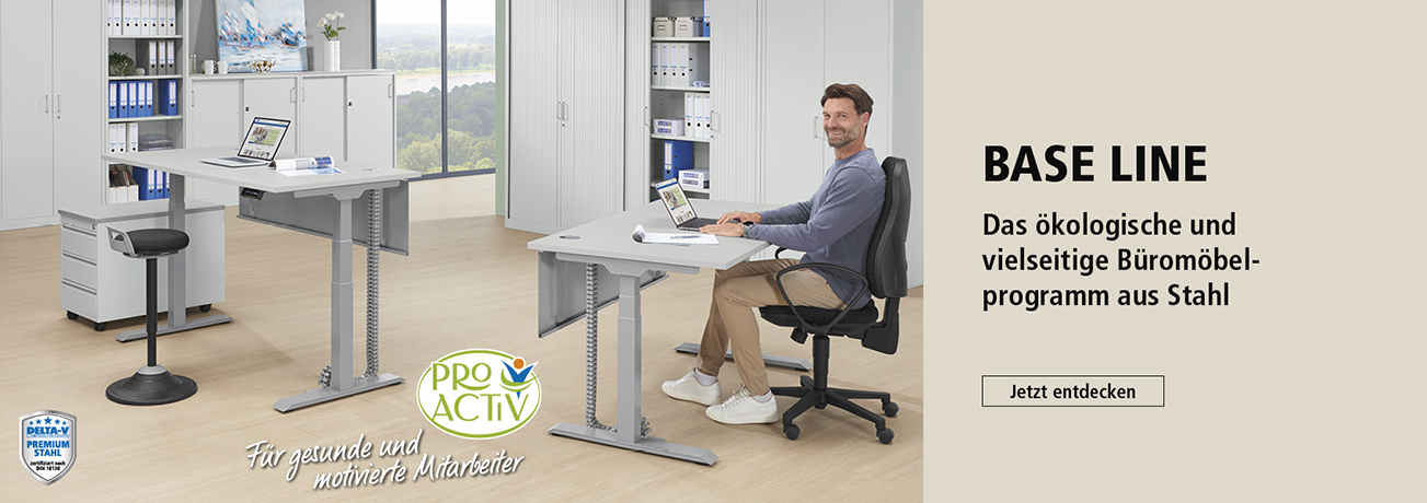 Büroszene mit zwei modernen, höhenverstellbaren Schreibtischen aus Stahl, Mann arbeitet am Laptop und lächelt in die Kamera, daneben ein Stehhocker und Rollcontainer. Text rechts: 'BASE LINE – Das ökologische und vielseitige Büromöbelprogramm aus Stahl' m