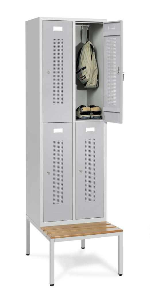 Doppelstöckiger Spind SYSTEM SP1 mit Sitzbank | Alusilber RAL 9006 | mit untergebauter Sitzbank, Holzleisten | 4 | Zylinderschloss