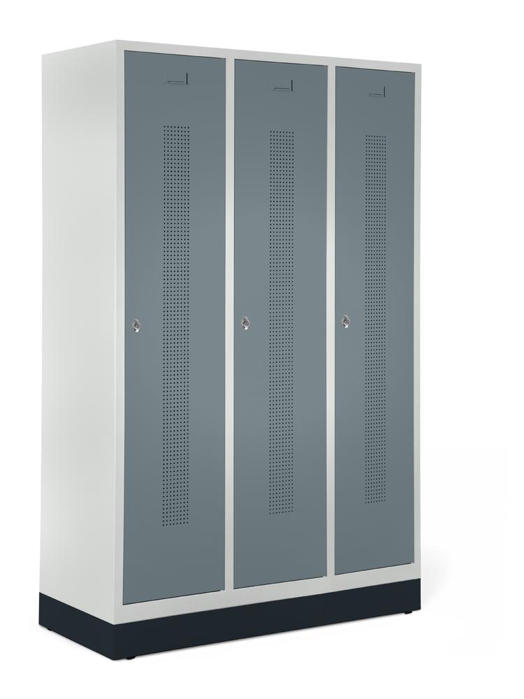 Garderobenspinde SYSTEM SP1 mit Sockel | Blaugrau RAL 7031 | mit Sockel | 400 | Drehriegelverschluss