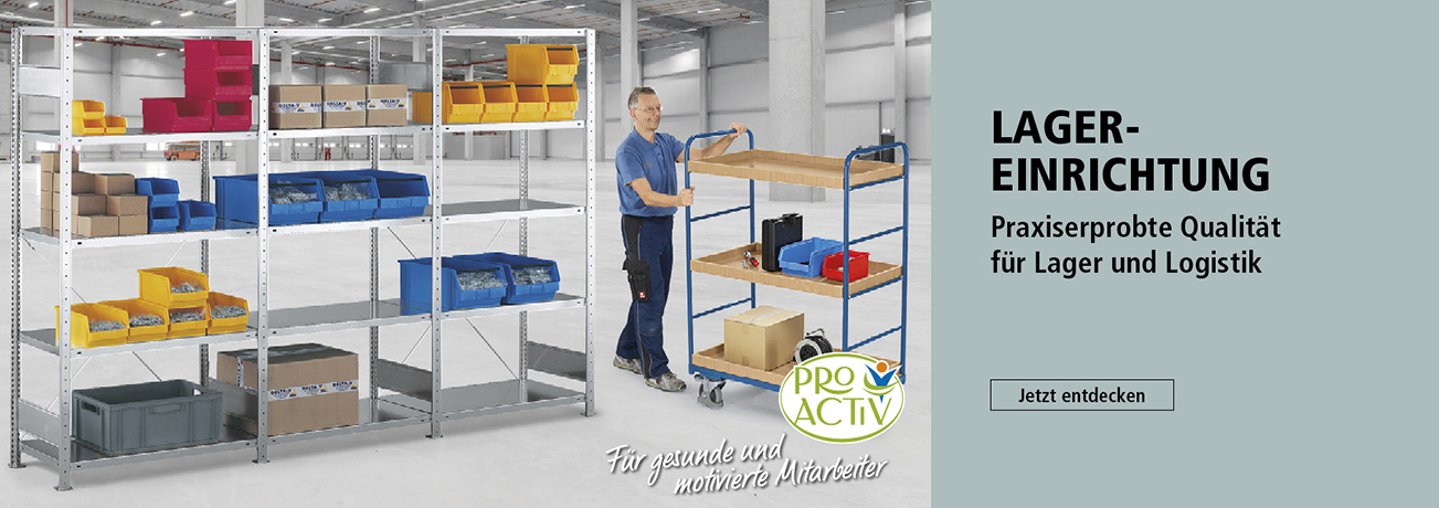 Lagerhalle mit Regalsystemen voller bunter Lagerboxen und Kartons, ein Mitarbeiter schiebt einen blauen Transportwagen mit Holzplatten. Rechts Werbetext: 'LAGEREINRICHTUNG – Praxiserprobte Qualität für Lager und Logistik' mit ProActiv-Logo und Button 'Jet