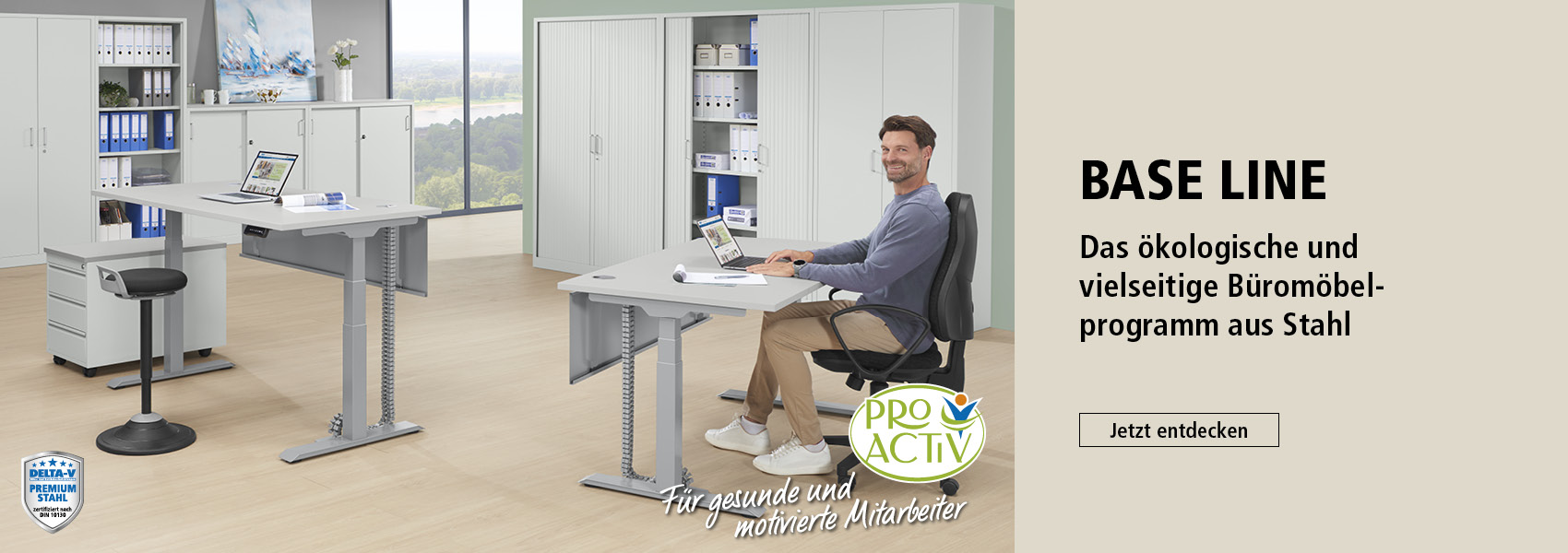 Mann sitzt an ergonomischem Schreibtisch in hellem Büro mit Stahlschränken. Rechts Text zum ökologischen Büromöbelprogramm ‚BASE LINE‘ von DELTA-V